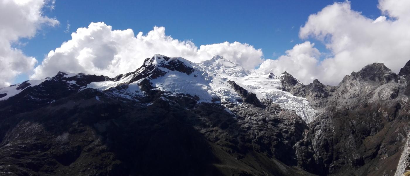 Yanapaccha Mountain 5750 m d'altitude en 2 jours, guides de montagne AGMP, UIAGM au Pérou refuge péril cordillera blanca